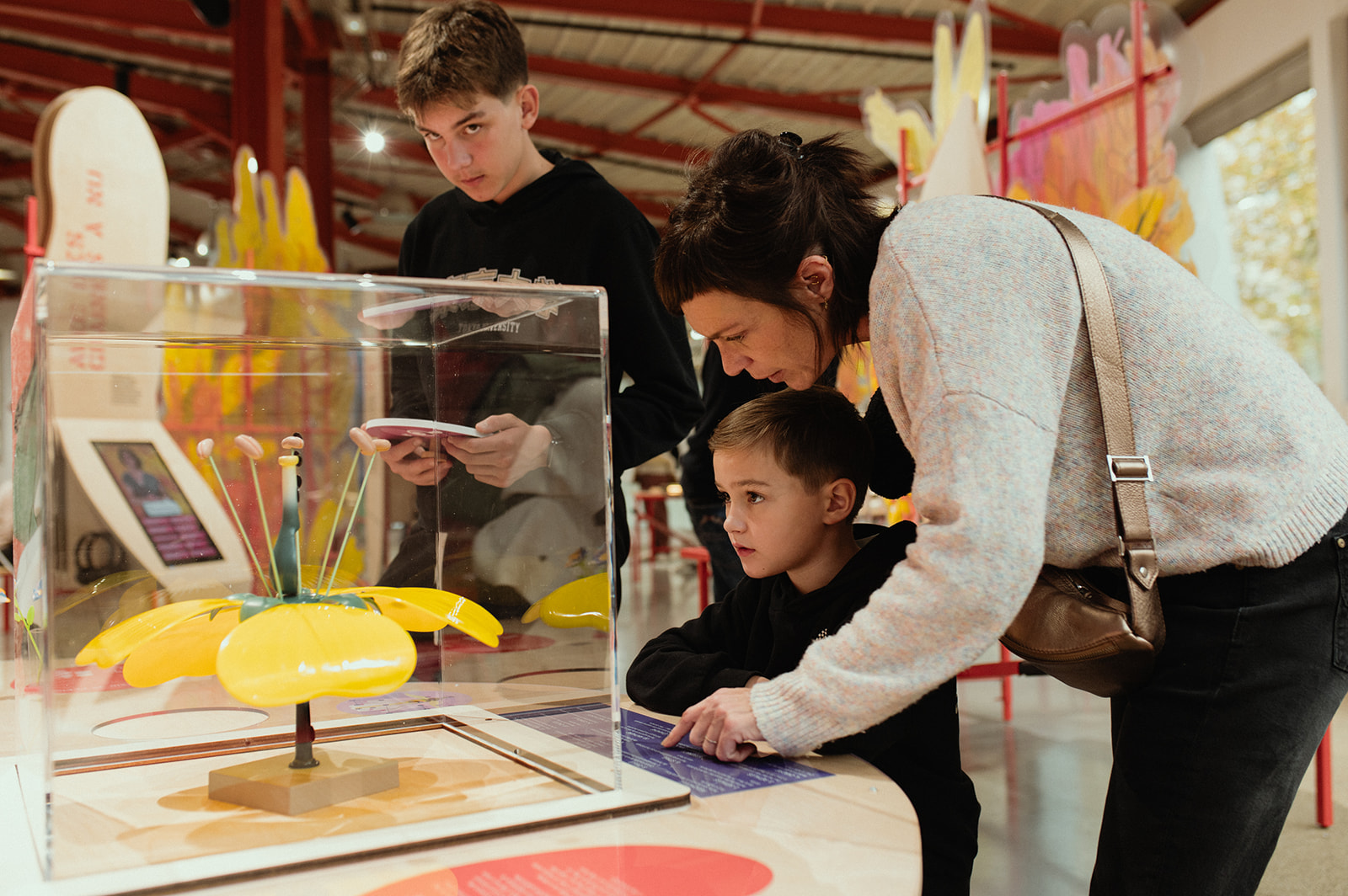 Photo d'un enfant posant un poid sur une balance lors d'une activité ludique de l'exposition graines